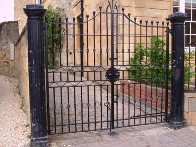 Electric gates, gate automation, hand made gates,metal gates, gates in iron,from wright wrought iron, with over twenty years experience in installation and manufacturing, we design and install.  